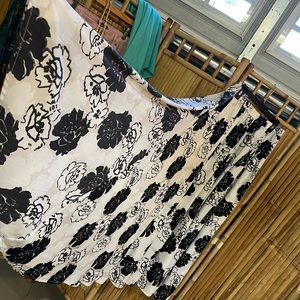 The Look(get it love it live it). Beautiful floral print. Polyester. Medium